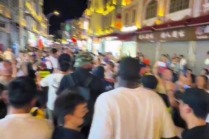 压腕手型真好！人妻女士穿裙子和高跟鞋在篮球场一投一个准！