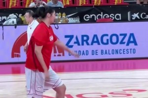 状态不错！张子宇热身再秀扣篮